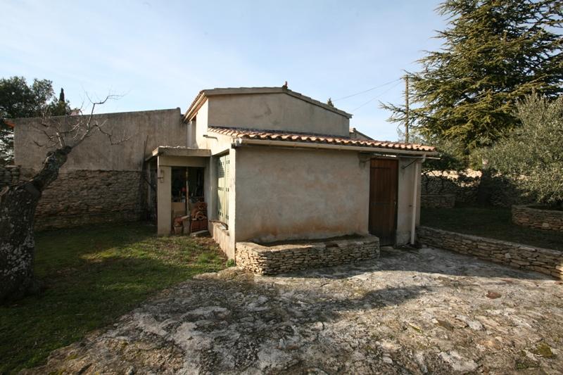Maison en bordure de village du Luberon, de plain pied sur 2363 m²